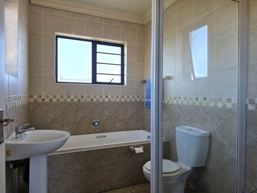 3 Bedroom Property for Sale in Wavecrest Eastern Cape